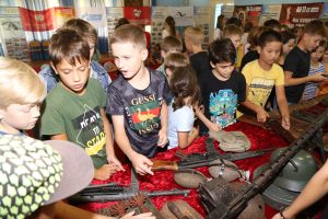 Уроки мужества и патриотические выставки прошли в оздоровительном детском лагере "Чудотворы"